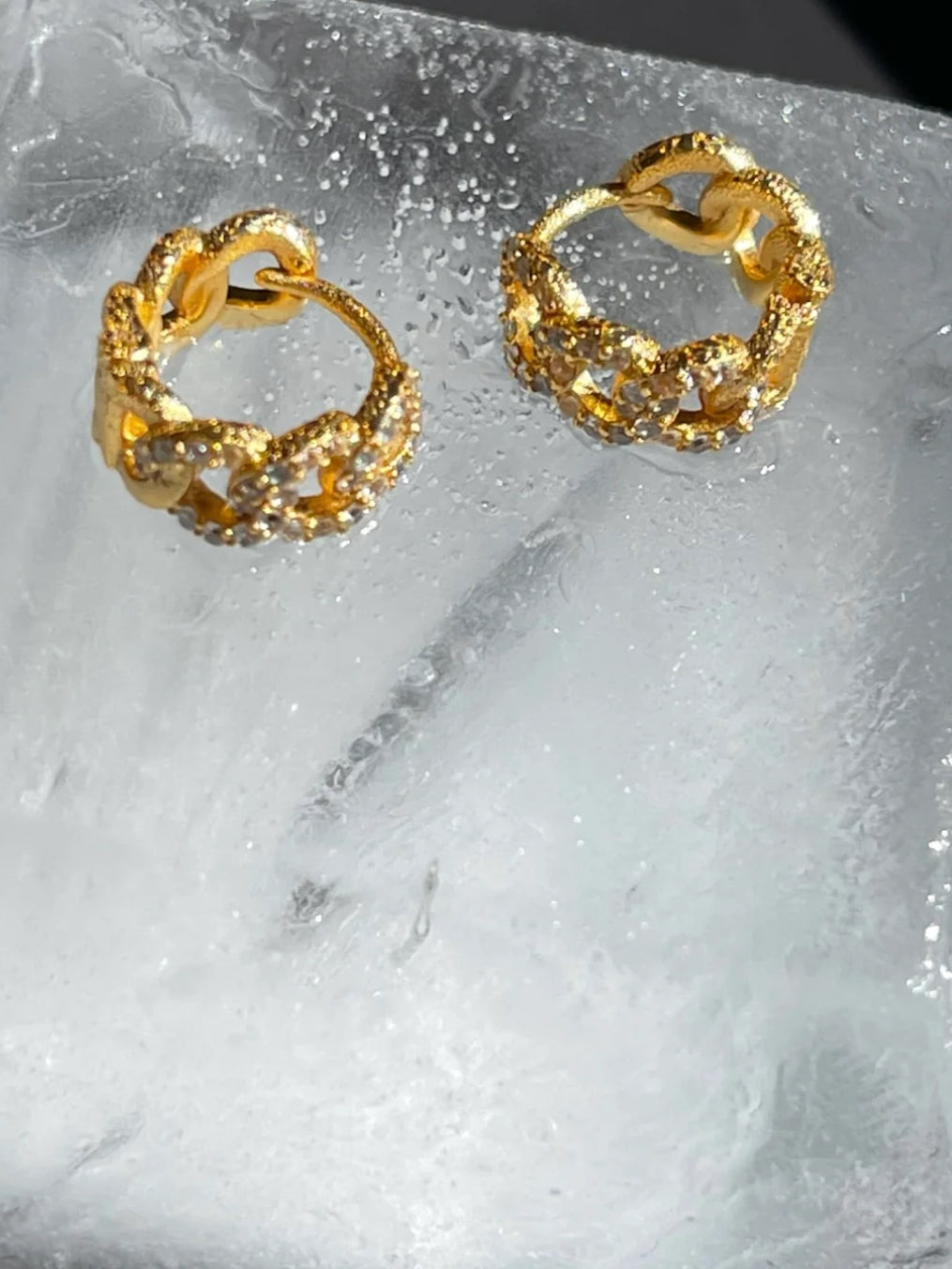 Anika Chain Huggie Hoop gold